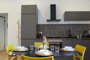 Kühlschrank, Ofen, Geschirrspüler, Wasserkocher mit Kaffee-/Teezubehör