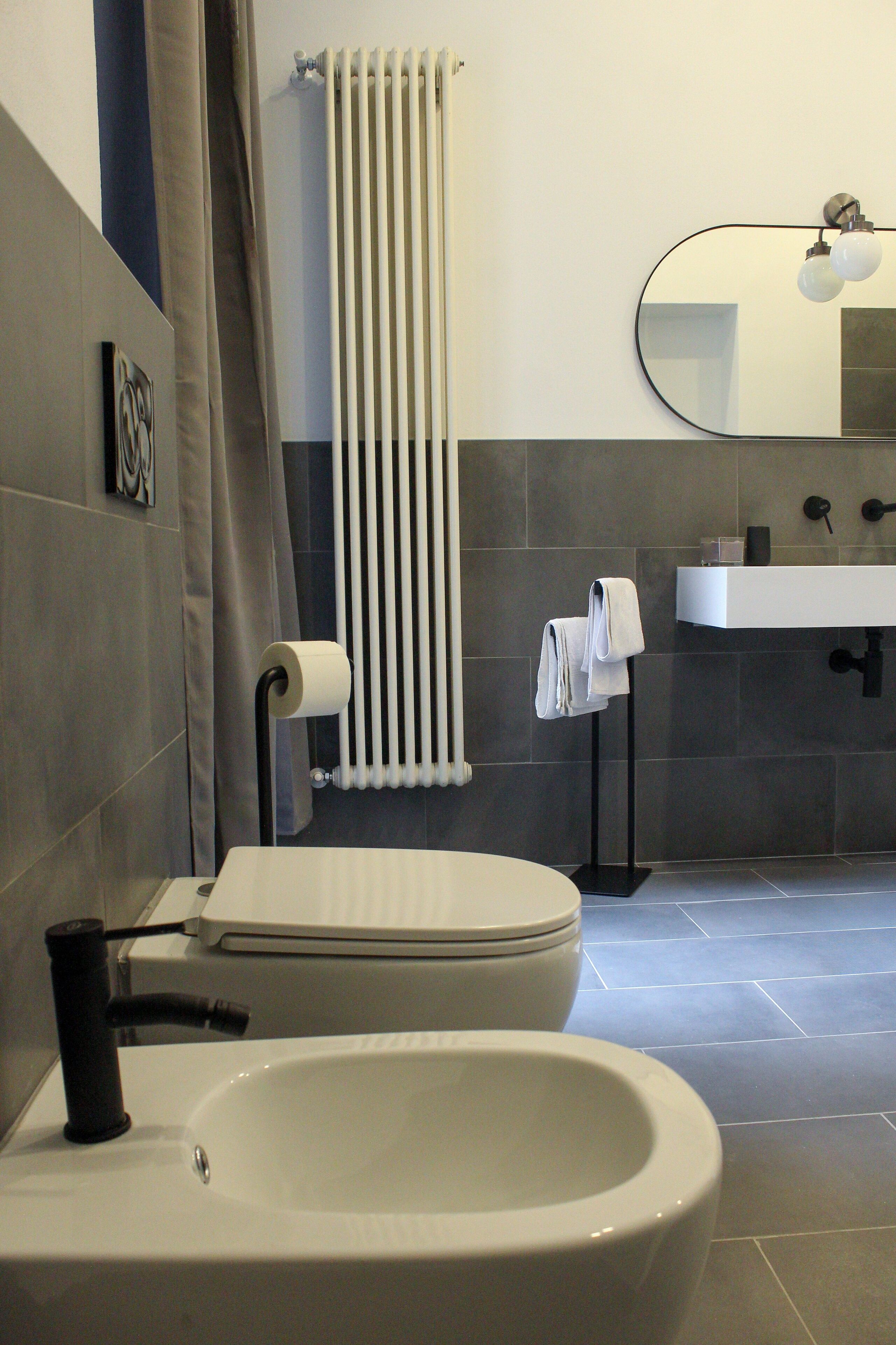 Douche, sèche-cheveux, bidet, serviettes fournies