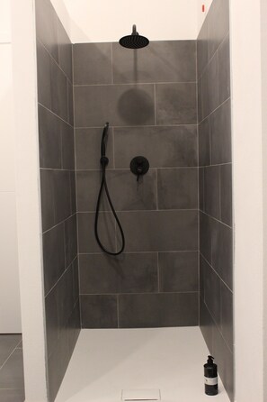 Douche, sèche-cheveux, bidet, serviettes fournies