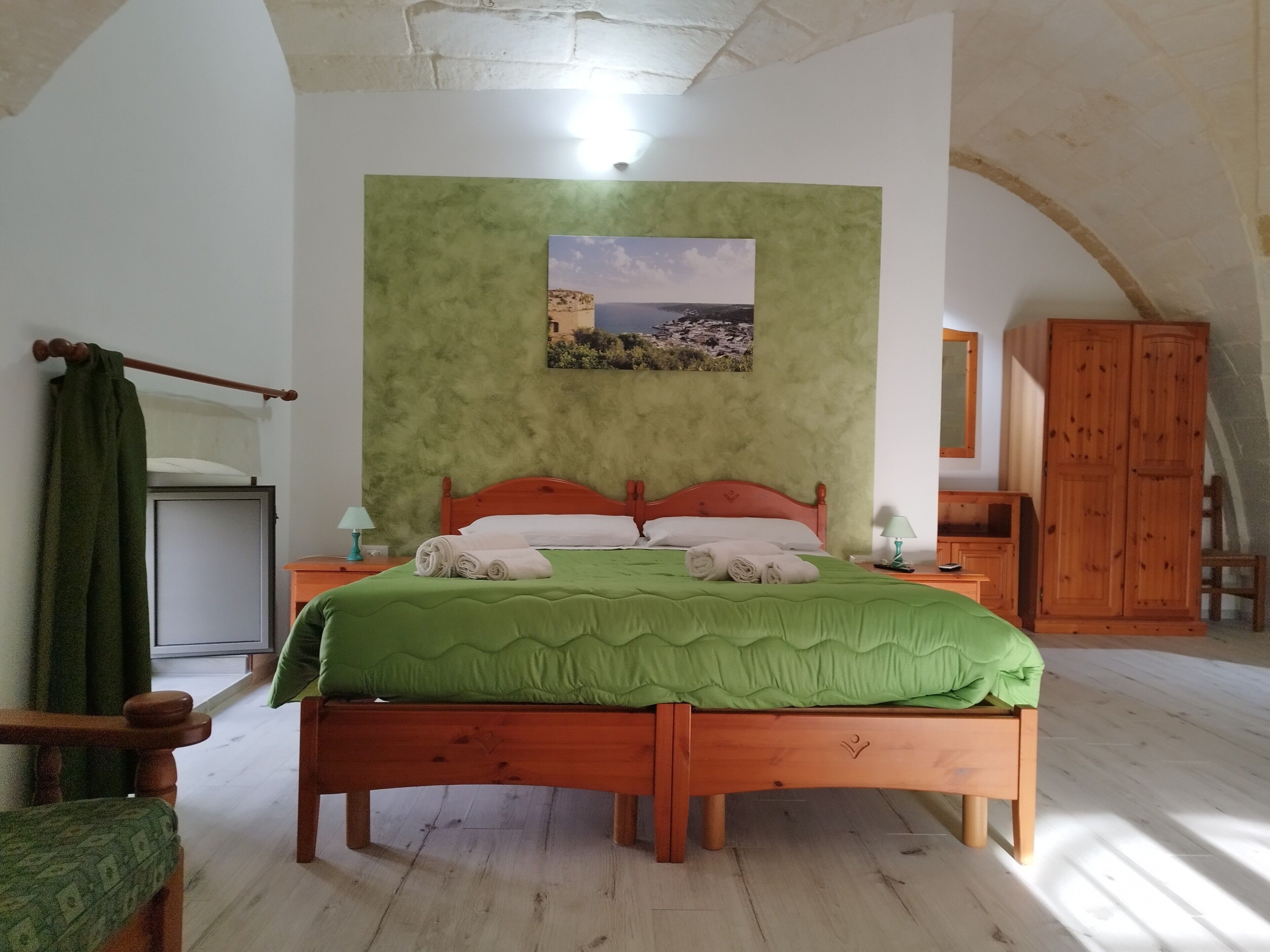 5 bedrooms, free WiFi, bed sheets, wheelchair access