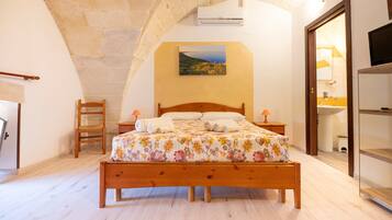 5 bedrooms, free WiFi, bed sheets, wheelchair access