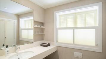 Shower, hair dryer, towels