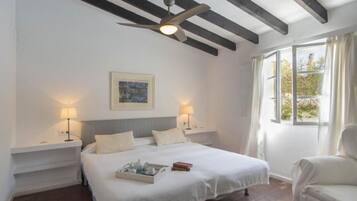 5 bedrooms, iron/ironing board, free WiFi, bed sheets