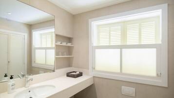 Bruser, hårtørrer, håndklæder