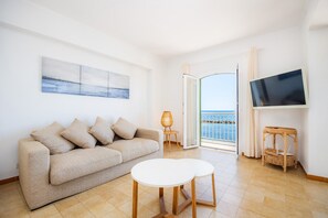 TV - Holiday Apartment "Duplex Voramar Mhm Seafront" with Sea View, Balcony & Wi-Fi (Cala Bona)