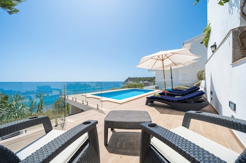 Vacation Home "Carol On The Rocks Mhm" with Sea View, Private Pool & Wi-Fi