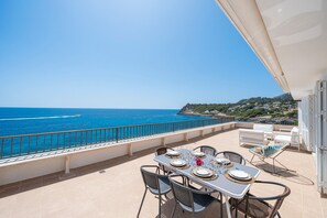 Outdoor dining - Vacation Home "Carol On The Rocks Mhm" with Sea View, Private Pool & Wi-Fi (Capdepera)