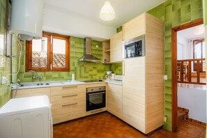 Jääkaappi, mikroaaltouuni, uuni, liesi