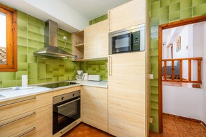 Frigorífico, microondas, horno y placa de cocina