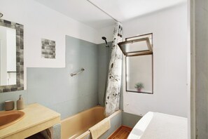 Ducha, secador de pelo y toallas