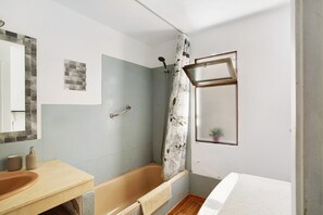 Dusj, hårføner og håndklær