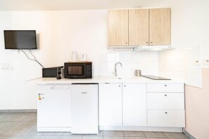 Fridge, microwave, stovetop, coffee/tea maker