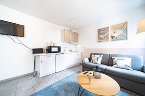 Living area - Le petit Montel- studio avec garage-métro Valmy (Lyon)