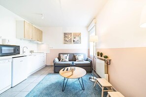 Living area - Le petit Montel- studio avec garage-métro Valmy (Lyon)