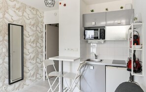 Fridge, microwave, stovetop, coffee/tea maker - The Little Malot - Charming studio - Debourg (Lyon)