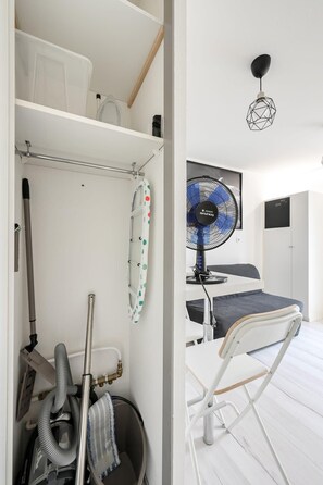 1 habitación, tabla de planchar con plancha, wifi y ropa de cama 