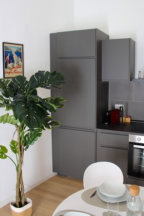 Kühlschrank, Ofen, Wasserkocher mit Kaffee-/Teezubehör