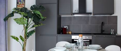 雪櫃、焗爐、咖啡機/沖茶器、廚房用具/餐具/器皿