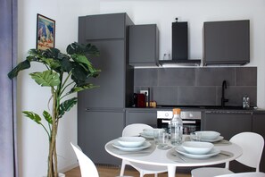 Kühlschrank, Ofen, Wasserkocher mit Kaffee-/Teezubehör