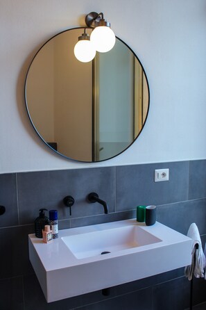 Douche, sèche-cheveux, bidet, serviettes fournies