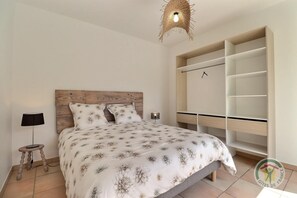 3 bedrooms, desk, iron/ironing board, free WiFi