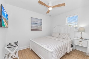 2 slaapkamers, een bureau, een strijkplank/strijkijzer, reisbedje