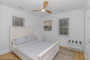 2 室のベッドルーム、デスク、アイロン / アイロン台、旅行用ベビーベッド