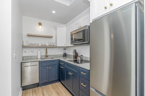 Fridge, microwave, oven, stovetop - Sunny Shore Retreat Near Beach! (Myrtle Beach)