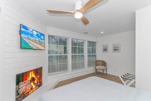 2 bedrooms, desk, iron/ironing board, travel crib - Sunny Shore Retreat Near Beach! (Myrtle Beach)