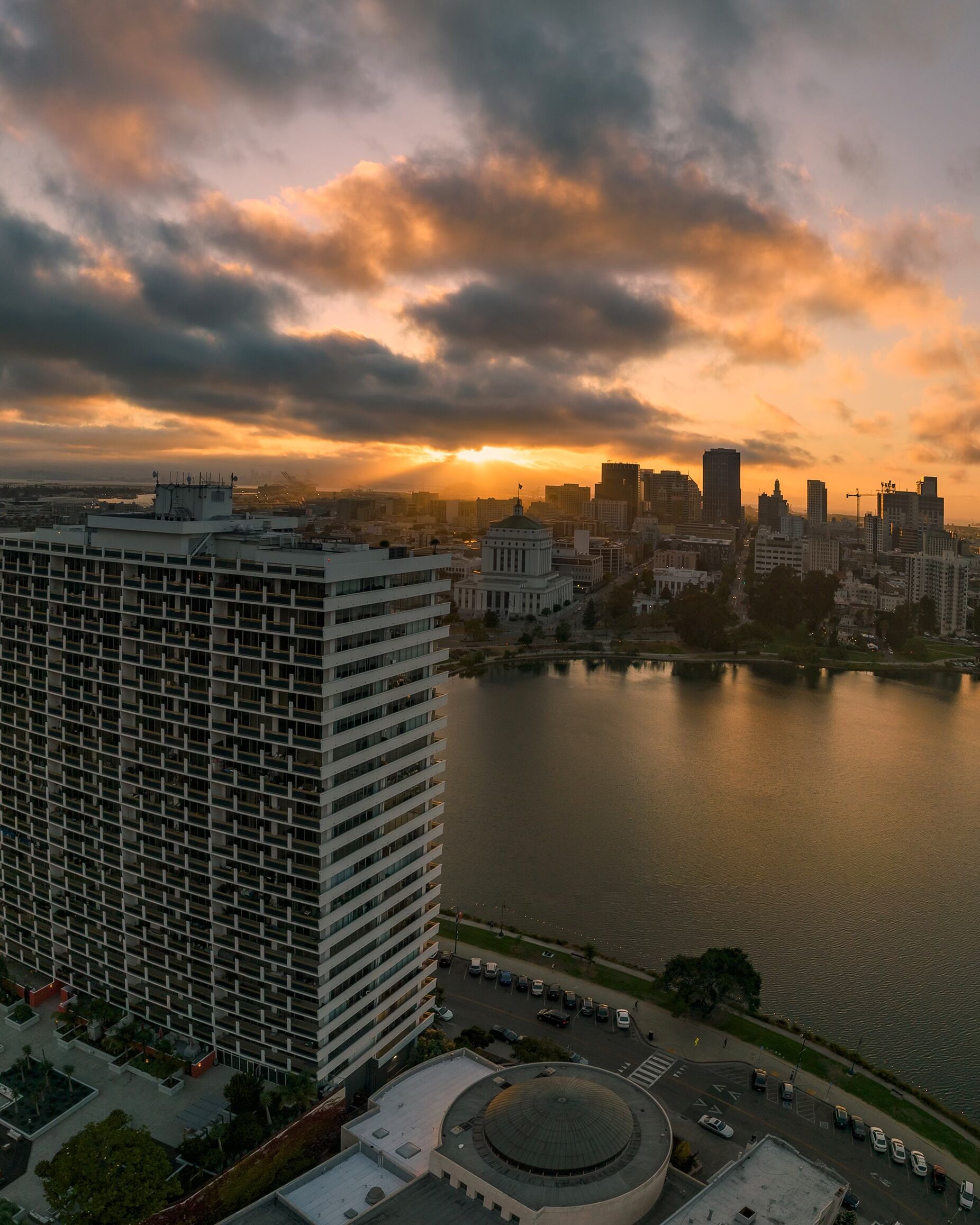 Located on the shores of picturesque Lake Merritt, experience timeless luxury. 