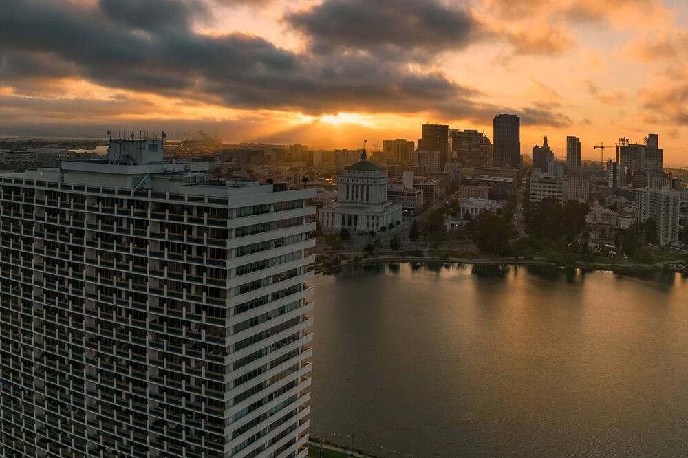 Located on the shores of picturesque Lake Merritt, experience timeless luxury.