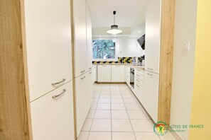 KĂŒhlschrank, Mikrowelle, Ofen, Herdplatte