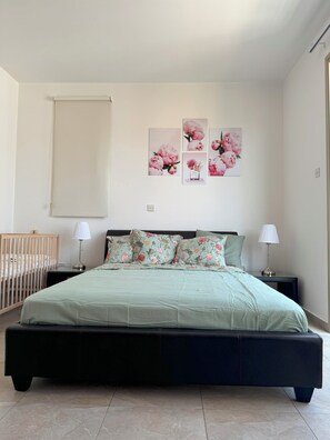 2 Schlafzimmer, Zimmersafe, Schreibtisch, Bügeleisen/Bügelbrett