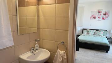2 bedrooms, in-room safe, desk, iron/ironing board
