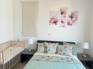 2 chambres, coffre-fort, bureau, fer et planche à repasser