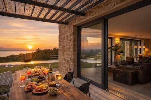 Brand new villa! Infinity heated pool with  whirlpool massage and stunning view