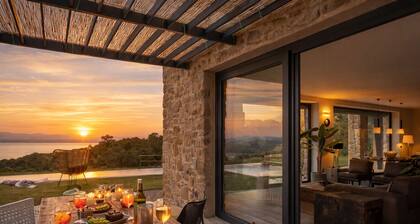 Brand new villa! Infinity heated pool with whirlpool massage and stunning view