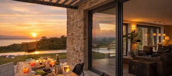 Brand new villa! Infinity heated pool with whirlpool massage and stunning view