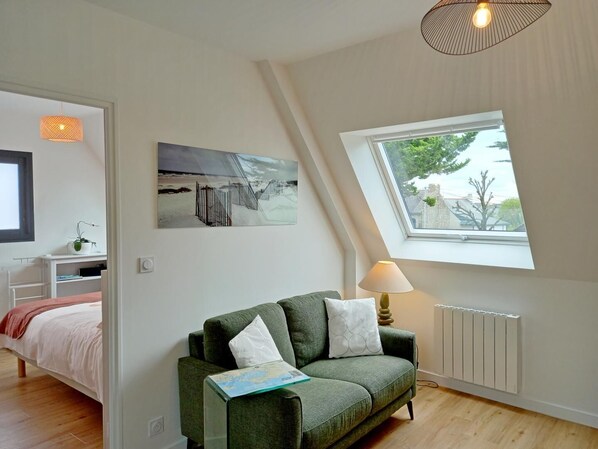 1 habitación, tabla de planchar con plancha y cuna de viaje 