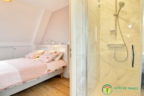 1 chambre, fer et planche à repasser, lit de bébé portatif