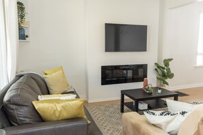 Smart TV y chimenea 