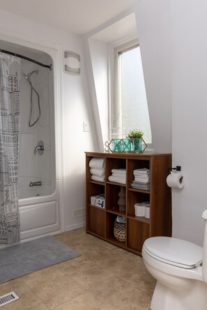 Haartrockner, Handtücher, Seife, Toilettenpapier