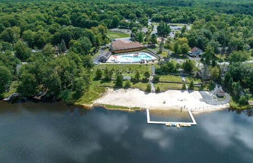 Bay Shore Chalet in The Heart of Poconos  