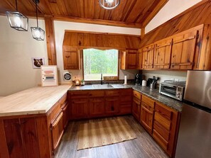 Frigorífico, microondas, placa de cocina y cafetera o tetera