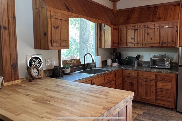 Kjøleskap, mikrobølgeovn, kokeplater og kaffetrakter/tekoker