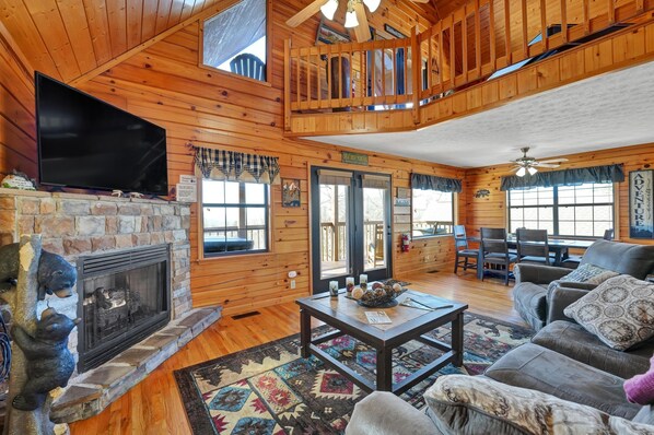 Smart-TV, peis og bøker