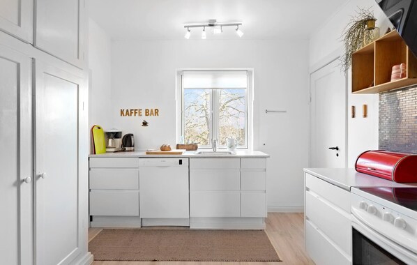 Réfrigérateur, plaque de cuisson, lave-vaisselle, cafetière/bouilloire