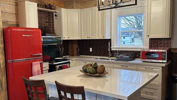 Réfrigérateur, grille-pain, batterie de cuisine, vaisselle et ustensiles