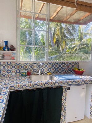 Refrigerador, parrilla de estufa, cafetera y tetera y tetera eléctrica