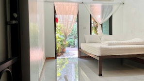 1 bedroom, desk, travel cot, free WiFi - Ngôi Nhà Việt Ấm Cúng Hướng Sân Vườn Giường Cỡ Queen (Dong Anh)